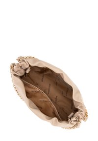 Beige leren handtas met een trekkoordsluiting, gouden kettingaccenten en een gladde binnenkant met een herhaald merkpatroon.