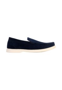 Mocassin à enfiler bleu marine en daim pour hommes, avec semelle en caoutchouc blanche, coutures visibles et design à bout mocassin, présenté de profil gauche.
