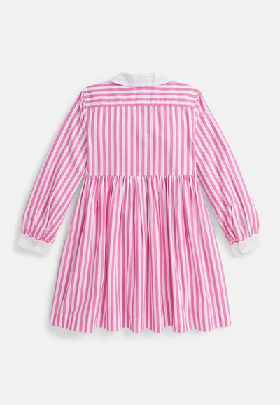 Rochie cu mâneci lungi, cu dungi verticale roz și albe, guler, talie adunată și tiv cu margini ondulate, cu manșete albe cu nasturi.