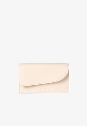 Leren portemonnee in lichtbeige, met een eenvoudige flapsluiting, een gladde textuur en geperste letters aan de voorkant. Compacte rechthoekige vorm.