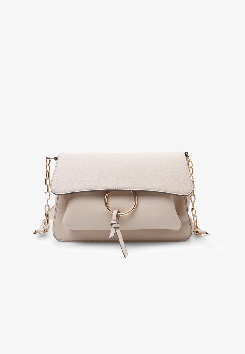 Sac bandoulière en cuir beige avec détail anneau doré et sangle chaîne, doté d'une fermeture à rabat et d'un accent de sangle nouée à l'avant.