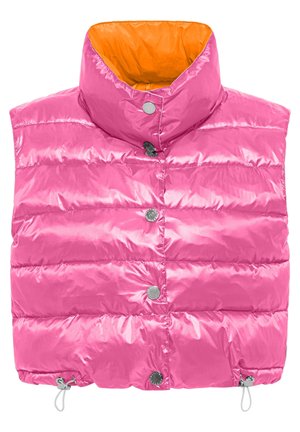 Doudoune sans manches rose brillante avec col montant, doublure orange, boutons-pression argentés et cordons de serrage ajustables à l'ourlet.