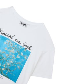 T-shirt bianco con una stampa blu del dipinto "Fiore di mandorlo" di Vincent van Gogh e il suo nome in corsivo nero sopra.