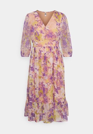 Robe midi florale en tissu transparent avec un décolleté en V, des manches trois-quarts et un ourlet en volants superposés. Présente des motifs violets, roses et jaunes.