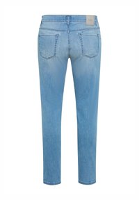 Jean en denim bleu clair vu de dos, avec deux poches arrière, des passants pour ceinture, et une petite étiquette de marque grise sur la ceinture.