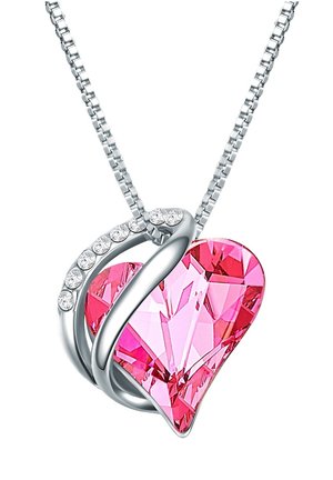 Rosa herzförmiger Kristallanhänger mit silbernem Wirbel-Design, akzentuiert mit kleinen klaren Kristallen, an einer Silberkette.