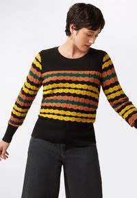 Gestrickter Pullover mit Streifen in Schwarz, Gelb, Orange und Grün. Strukturiertes, geripptes Halsbündchen und Bündchen, mit einer figurbetonten Silhouette.