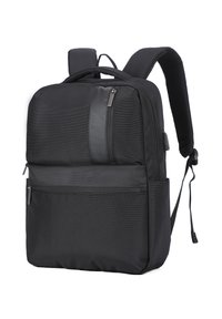 Zaino in tessuto nero con spallacci imbottiti, multiple tasche con zip e una porta di ricarica USB laterale su uno sfondo bianco.