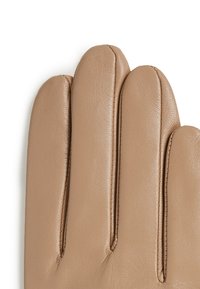 Brun skinnhanske med fire fingre, glatt tekstur, sømmer, og en tilpasset design, egnet for kaldt vær.