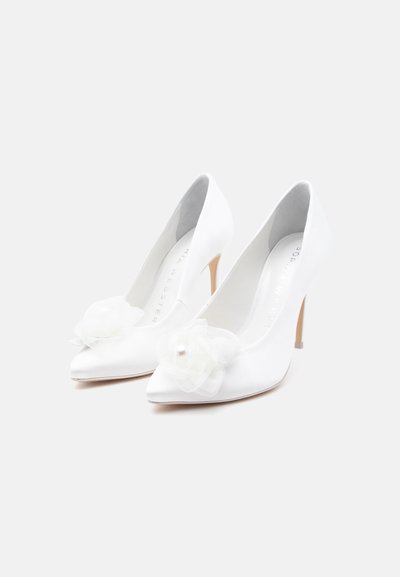 Λευκά σατινένια παπούτσια με ψηλό τακούνι και μυτερή μύτη, το καθένα διακοσμημένο με υφασμάτινο λουλούδι και λεπτομέρεια με πέρλα στο μπροστινό μέρος.