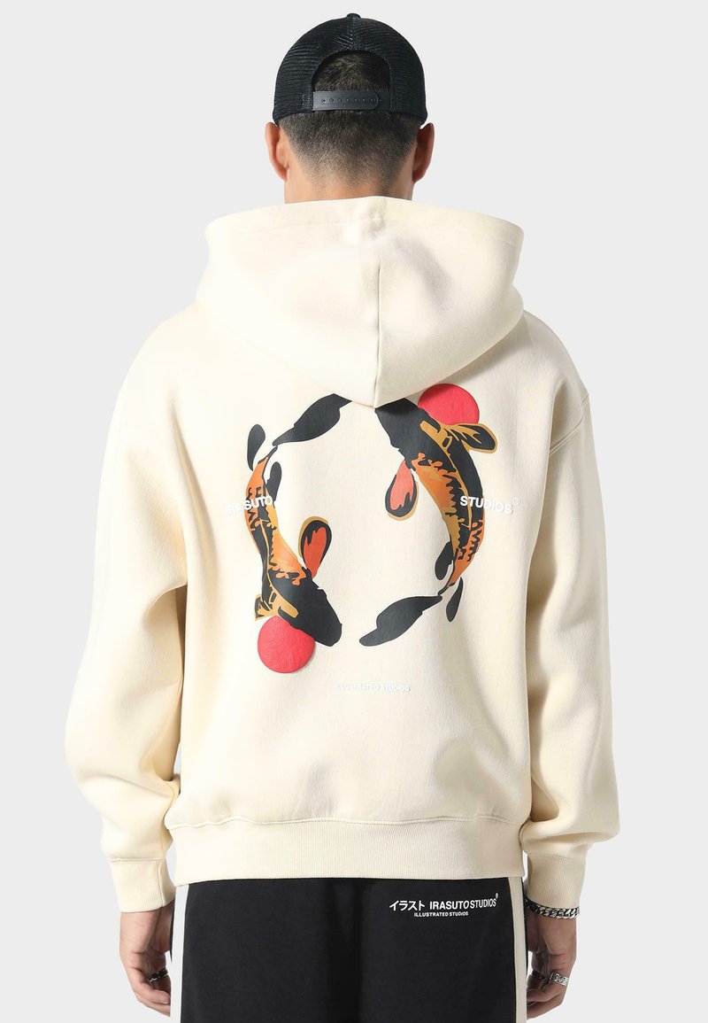 Crème hoodie met een circulair ontwerp van koi-vissen en rode accenten op de achterkant. Zacht materiaal met een relaxte pasvorm en geribbelde zomen.