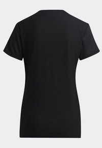 Camiseta negra de manga corta con un patrón texturizado en relieve. Presenta un cuello redondo y un ajuste relajado. Confeccionada con una tela liviana y transpirable.