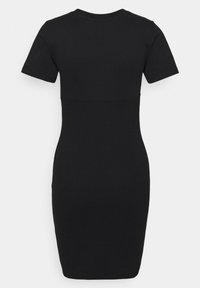 Robe noire ajustée à manches courtes et longueur au genou avec encolure ronde, vue de dos sur un fond uni.