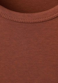 Rjava bombažna tkanina z gladko teksturo in raztegljivostjo, ima okroglo izrez in gosto pleteno tkanje. Brez vzorcev ali opaznih dodatkov.