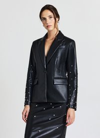 Blazer en similicuir noir avec une coupe ajustée, orné d'accents de perles sur les manches, col cranté et poches avant. Texture lisse sur toute la surface.