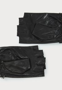 Gants en cuir noir sans doigts avec une finition texturée, présentant des coutures renforcées et un poignet élastique pour un ajustement sécurisé. Deux gants présentés.