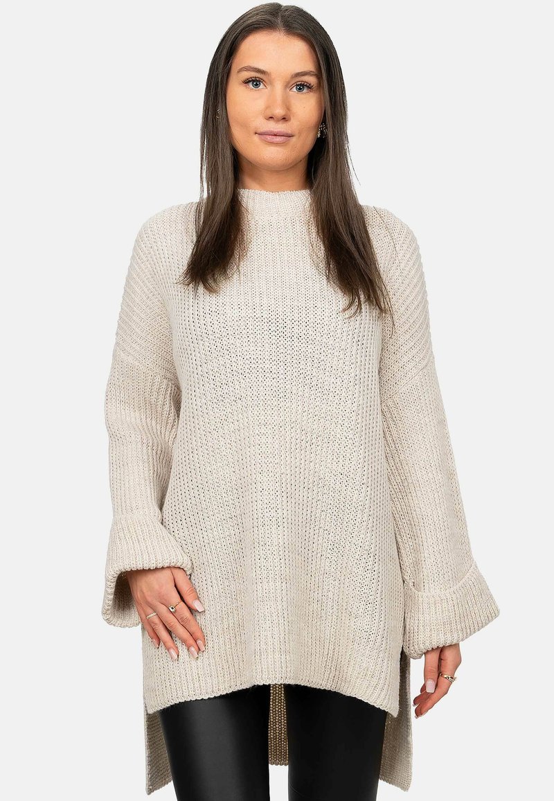 Chunky, gebreide trui in off-white met geribde, uitlopende mouwen en een hoge-lage zoom, gemaakt van gestructureerd garen.