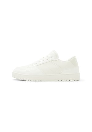 Białe sneakersy o gładkich i textured powierzchniach, z sznurówką, płaską gumową podeszwą oraz bocznymi akcentami z subtelnym geometrycznym wzorem.