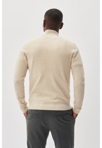 Matinique Stickad tröja - mottled light yellow