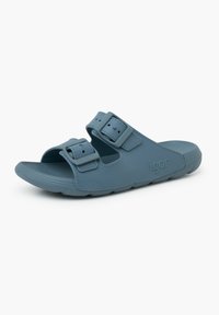 Blauwe rubberen sandalen met twee verstelbare gespbanden, een gestructureerd oppervlak en een gevormde voetbed, met een logo aan de zijkant.