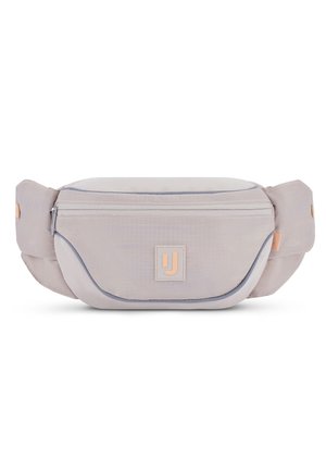 Lichtgrijze heuptas met een gladde textuur, dubbele ritscompartimenten en zachte perzikaccenten. Voorzien van een logopatch en verstelbare banden.