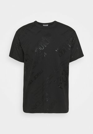 Zwart T-shirt met korte mouwen en ronde hals, voorzien van subtiele, reliëf Versace Jeans Couture-logo patronen verspreid over de stof.