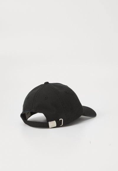 Casquette de baseball noire en coton avec une visière courbée, sangle ajustable à l'arrière et un petit détail de boucle métallique.