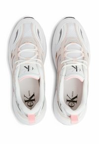 Bijele mrežaste tenisice sa svijetlo roza detaljima, vezica sprijeda, podstavljeni ovratnik i guma potplat. Imaju detalj s logom na ulošku i peti.
