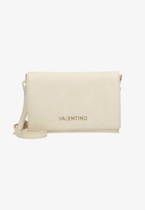 Bolso bandolera Valentino beige, acabado texturizado, cierre de solapa magnética, logo en relieve, correa ajustable, forma rectangular.