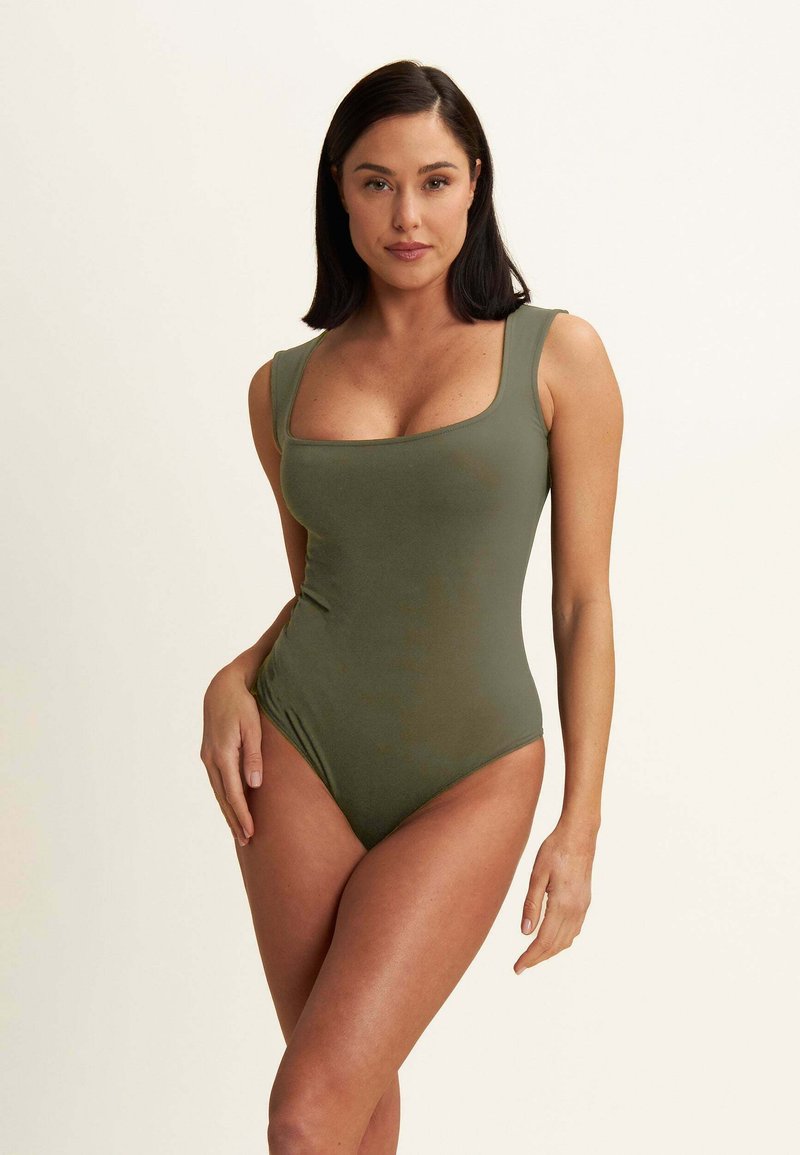 Maillot de bain une pièce vert olive avec encolure carrée, bretelles épaisses et tissu lisse. Le design présente une taille haute et des coutures galbantes.