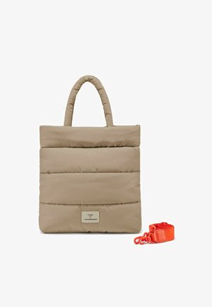 Beige gepolsterte Tragetasche mit zwei Griffen und einem abnehmbaren orangefarbenen Riemen. Verfügt über gestickte Linien und eine Metall-Logotafel auf der Vorderseite.