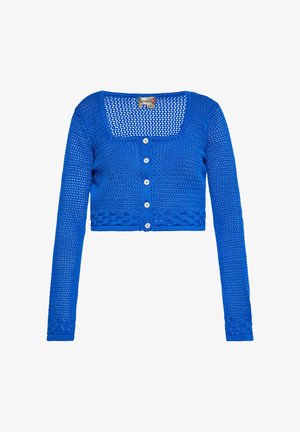 Kék horgolt, hosszú ujjú, rövidített kardigán, fehér gombokkal és négyzet alakú nyakkivágással, fehér háttérrel.