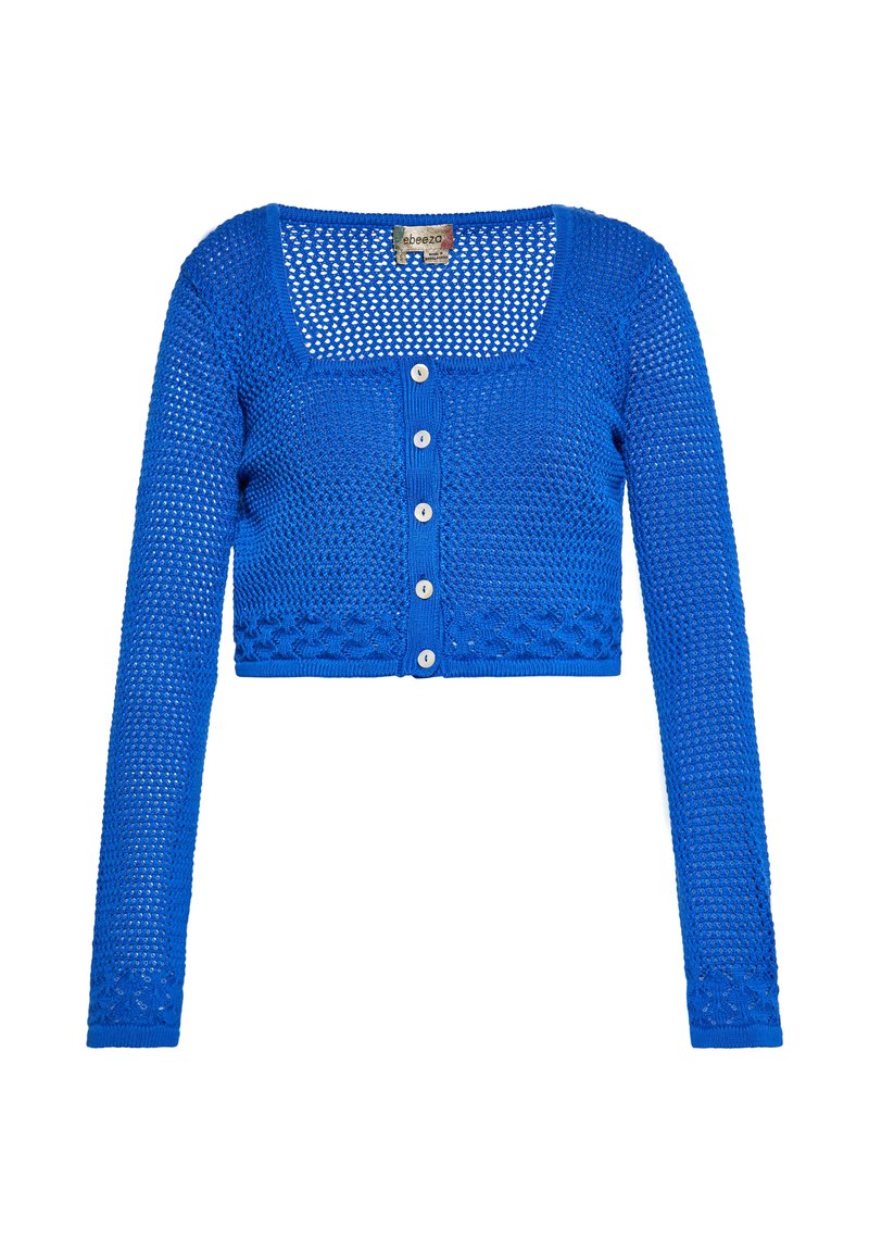 Modrý háčkovaný cropped cardigan s dlouhými rukávy a bílými knoflíky, se čtvercovým výstřihem na bílém pozadí.
