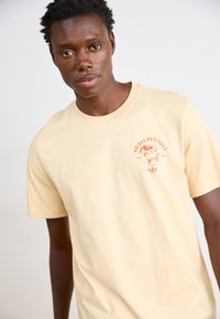adidas Originals COFFEE CLUB TEE - T-shirts print - sand strata