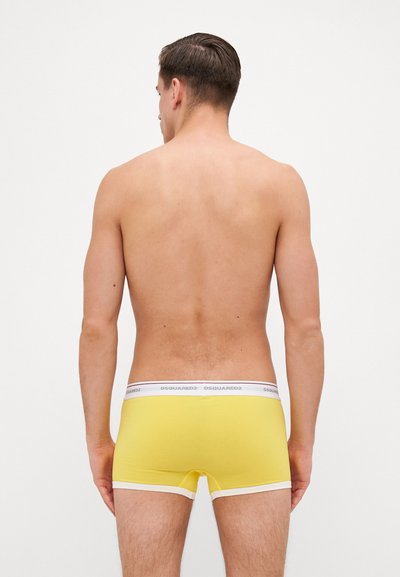 Boxer briefs gialli in cotone con vita bianca che presenta il logo "DSQUARED2". Tessuto liscio e vestibilità strutturata, progettati per il comfort.