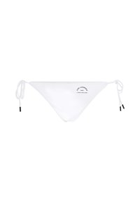 Vit bikinitrosa med justerbara sidofästen; har en svart logotryck nära midjan; glatt, stretchigt tyg.