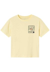 Camiseta de algodón amarilla con cuello redondo y mangas cortas, que presenta una impresión gráfica en el lado izquierdo del pecho con el texto "HEAT WAVE / SURFING."