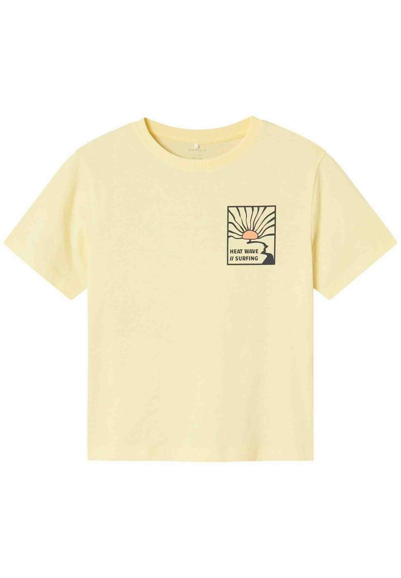 Camiseta de algodón amarilla con cuello redondo y mangas cortas, que presenta una impresión gráfica en el lado izquierdo del pecho con el texto "HEAT WAVE / SURFING."