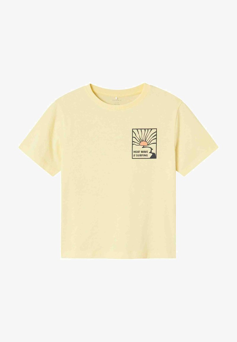 Camiseta de algodón amarilla con cuello redondo y mangas cortas, que presenta una impresión gráfica en el lado izquierdo del pecho con el texto "HEAT WAVE / SURFING."