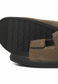 Sandalo in suede marrone con suola in gomma nera testurizzata. Presenta una chiusura in Velcro e un design aperto per favorire la traspirabilità.