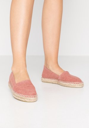 Espadrillas in tela rosa con suola in juta intrecciata, dotate di un design slip-on e tacco piatto. Texture liscia e semplici dettagli di cucitura.