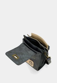 Borsa a tracolla in pelle nera con finitura testurizzata, dotata di una chiusura in tonalità oro, diversi scomparti e interno beige.