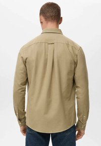 Camicia a maniche lunghe color khaki con polsini a bottone e piega sul retro, caratterizzata da una texture liscia e un design del colletto classico.