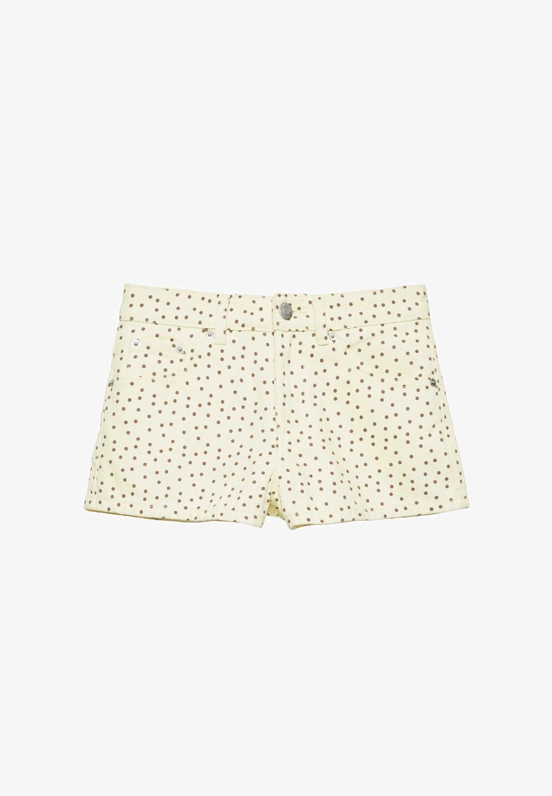 Short en denim couleur crème avec des pois marron, bouton devant, fermeture éclair, passants de ceinture et design à cinq poches.