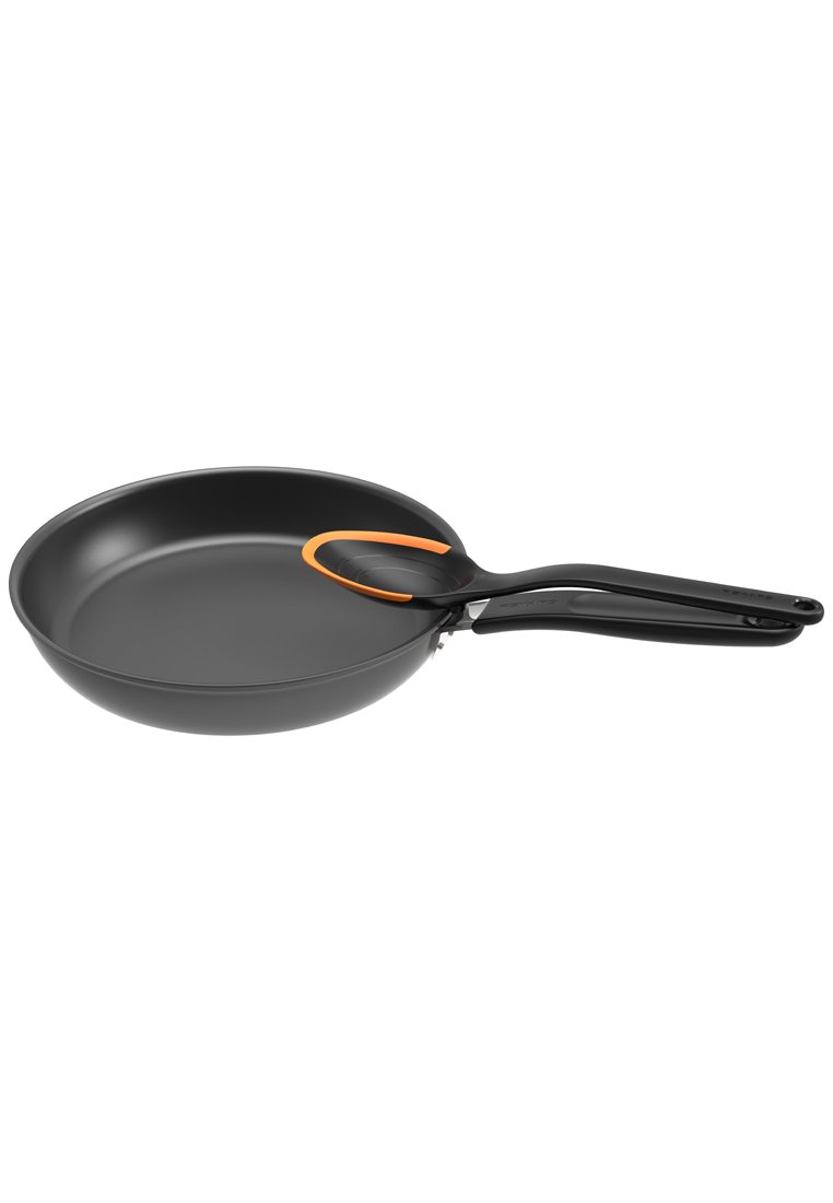 Schwarze, antihaftbeschichtete Bratpfanne mit einer flachen, geschwungenen Kante und einem langen, schwarzen Griff, der mit einem orangefarbenen Akzent versehen ist.