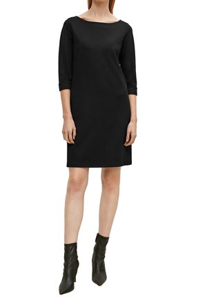 Schwarzes knielanges Kleid mit einem Bootsausschnitt und Dreiviertelärmeln. Hergestellt aus glattem Stoff, zeichnet sich durch einen geraden Schnitt und ein minimalistisches Design aus.