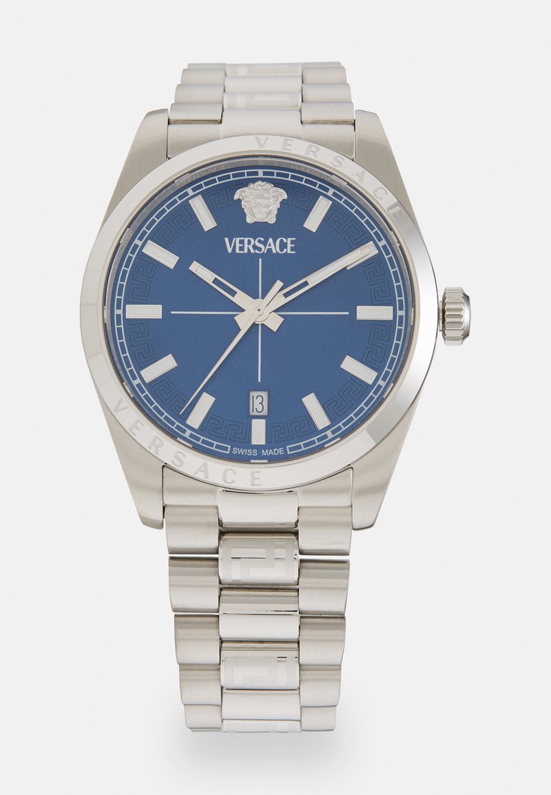 Montre en acier inoxydable argenté avec un cadran bleu, dotée d'une lunette à motif, d'un affichage de la date et d'un bracelet à maillons larges, marqué "Versace."