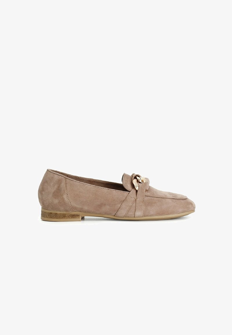 Mocassin plat en daim beige avec talon bas et détail chaîne dorée sur le dessus, vue latérale sur fond blanc.