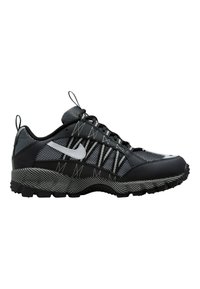 Zwarte sportschoenen met een bovenwerk van mesh, reflecterende accenten en een gestructureerde rubberen zool. Voorzien van opvallende veters en een logo aan de zijkant.