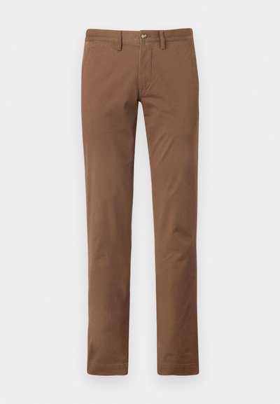 Pantaloni in twill di cotone marrone con gamba dritta, chiusura con bottone e leggera lucentezza; senza motivi visibili o dettagli in metallo.
